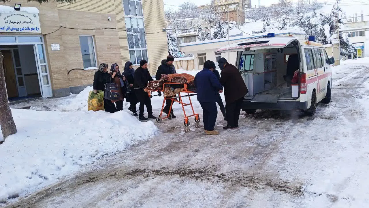 انتقال مادر و نوزاد با شرایط جوی نامساعد از آبش احمد به بیمارستان اهر