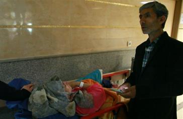 معاون  بهداشت ازکارشناس ماما  شبکه بهداشت و درمان شهرستان میانه عیادت کرد.