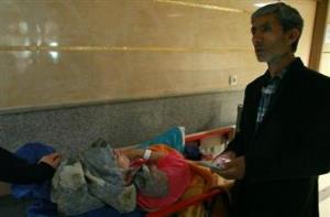 معاون  بهداشت ازکارشناس ماما  شبکه بهداشت و درمان شهرستان میانه عیادت کرد.