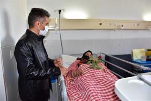 تجلیل معاون بهداشت دانشگاه علوم پزشکی تبریز از تازه مادران بستری در بخش زایمان 